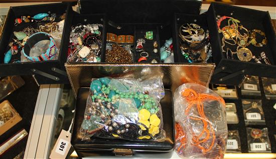 2 boxes of costume jewellery